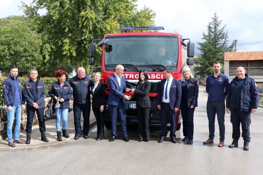 Vlada HNŽ donirala vatrogasno vozilo općini Ravno